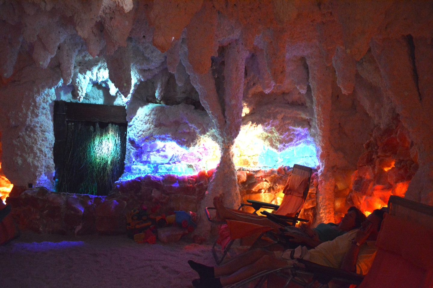 Ambiente de luz cálida dentro de la cueva